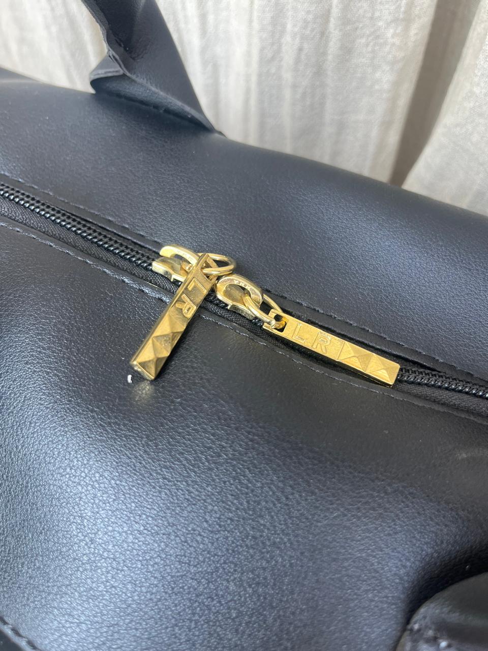 Greta Art. 8275 Bolso/Morral + Tiny Bags. Tamaño xxl. Con agarre para valija. - Imagen 7