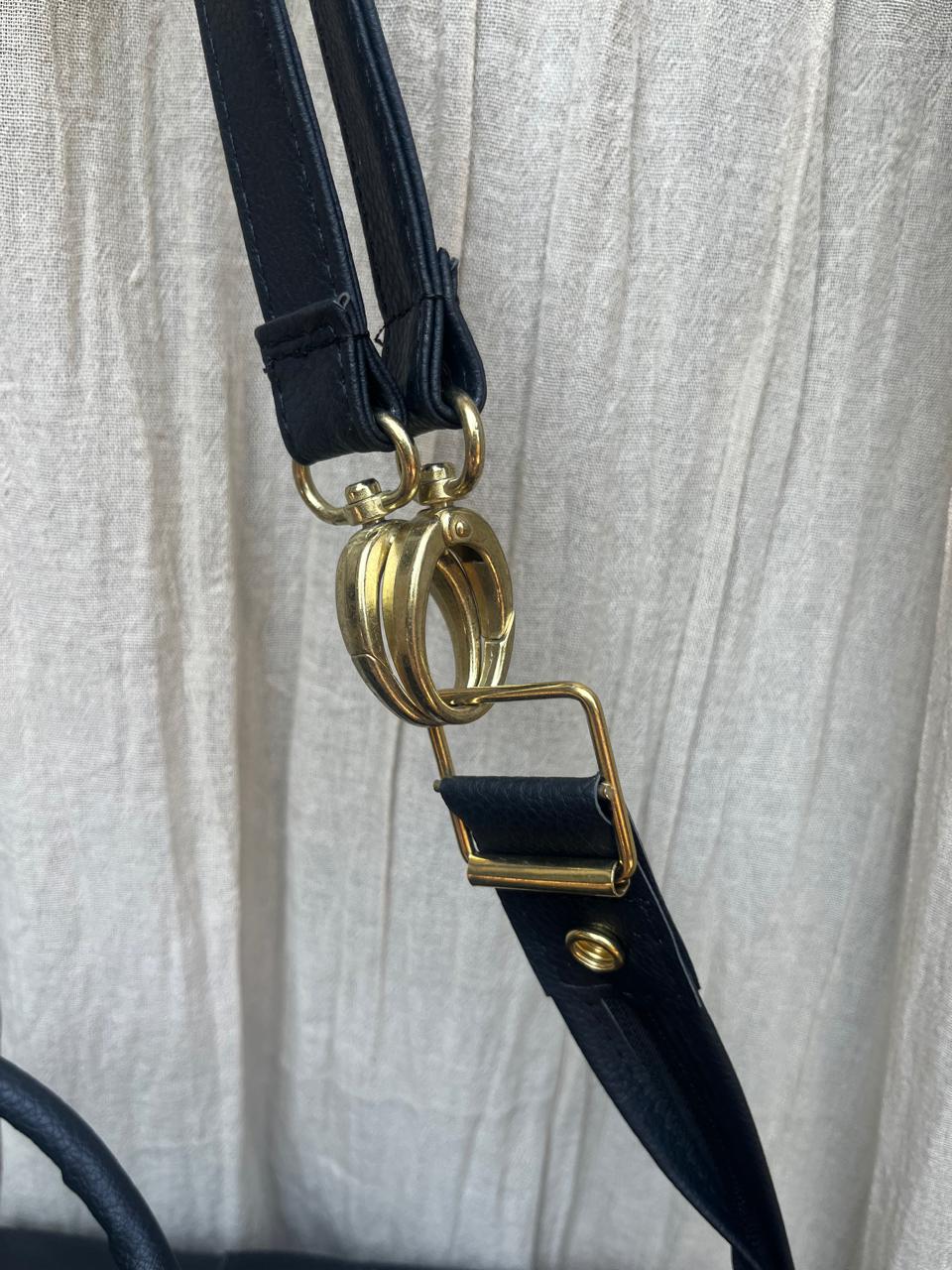 Greta Art. 8275 Bolso/Morral + Tiny Bags. Tamaño xxl. Con agarre para valija. - Imagen 4